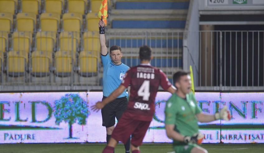 Petrolul a ratat de 3 ori de la punctul cu var, după ce asistentul Ferencz Tunyogi a dictat repetarea penalty-ului