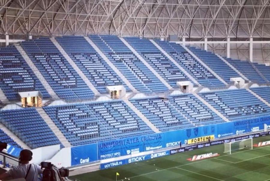 CRAIOVA - FCSB. FOTO Surpriză pentru jucători! Ce a apărut scris pe toată Peluza Nord