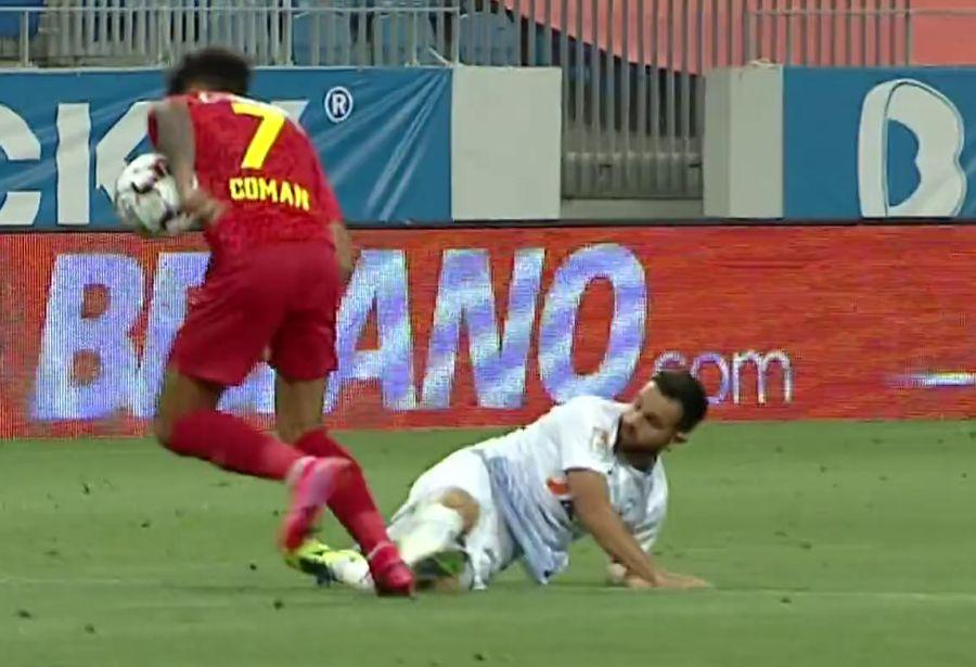 Mingea lovește mâna lui Coman // FOTO: Captură TV Telekom Sport CRAIOVA - FCSB. Două faze la care Bîrsan ar fi putut să mai acorde penalty » MM Stoica: „Ce scuză o avea?”