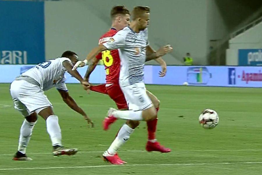 Dennis Man, ținut de Acka // FOTO: Captură TV Telekom Sport CRAIOVA - FCSB. Două faze la care Bîrsan ar fi putut să mai acorde penalty » MM Stoica: „Ce scuză o avea?”