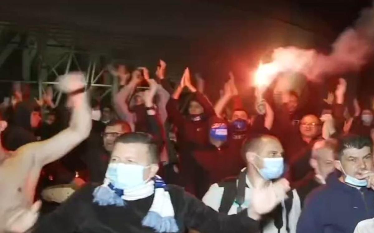 CRAIOVA - FCSB 2-1. FOTO + VIDEO Fiesta în Bănie! Jucătorii au sărbătorit alături de suporteri victoria cu roș-albaștrii