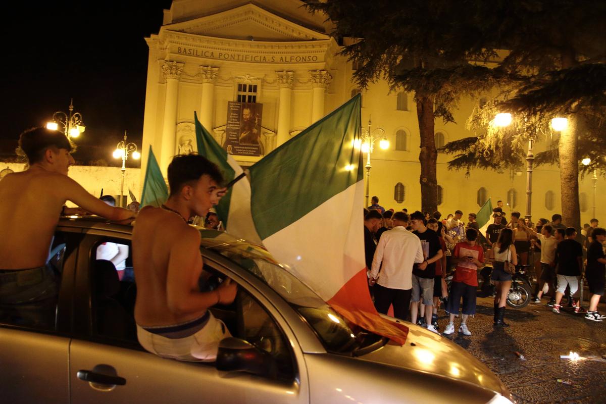 Fani italieni sărbătorind câștigarea EURO 2020