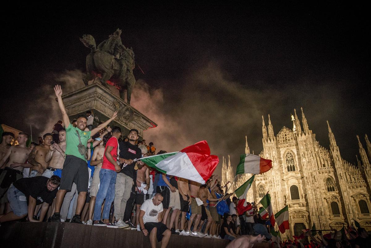 Fani italieni sărbătorind câștigarea EURO 2020
