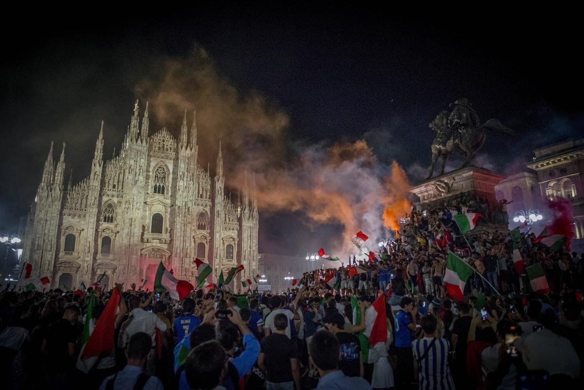 Fani italieni sărbătorind câștigarea EURO 2020