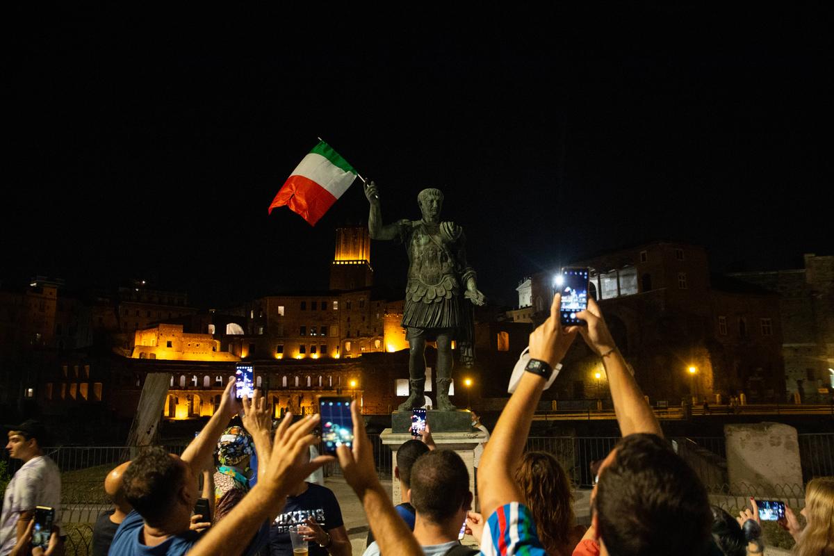 Fani italieni sărbătorind câștigarea EURO 2020