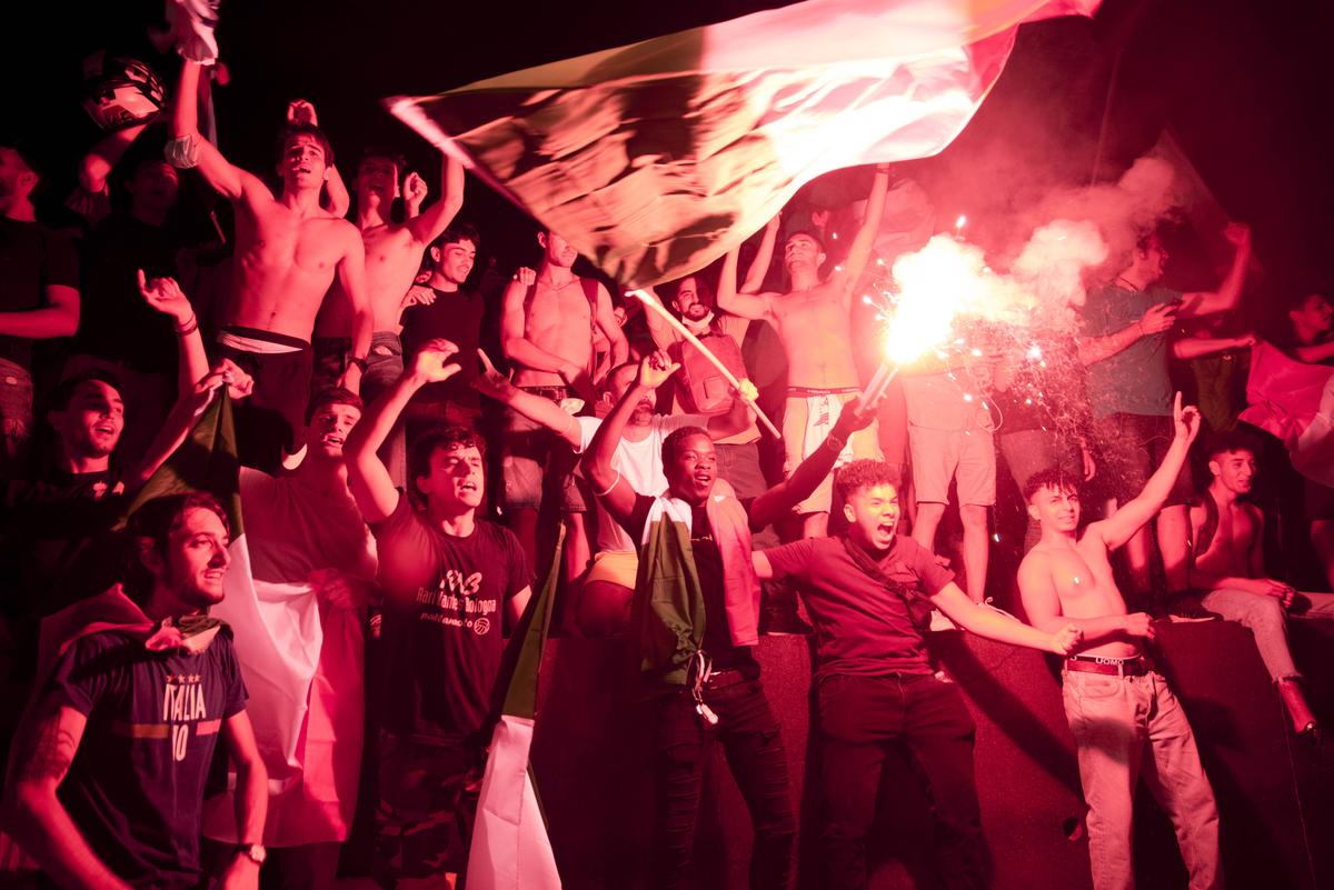 Fani italieni sărbătorind câștigarea EURO 2020