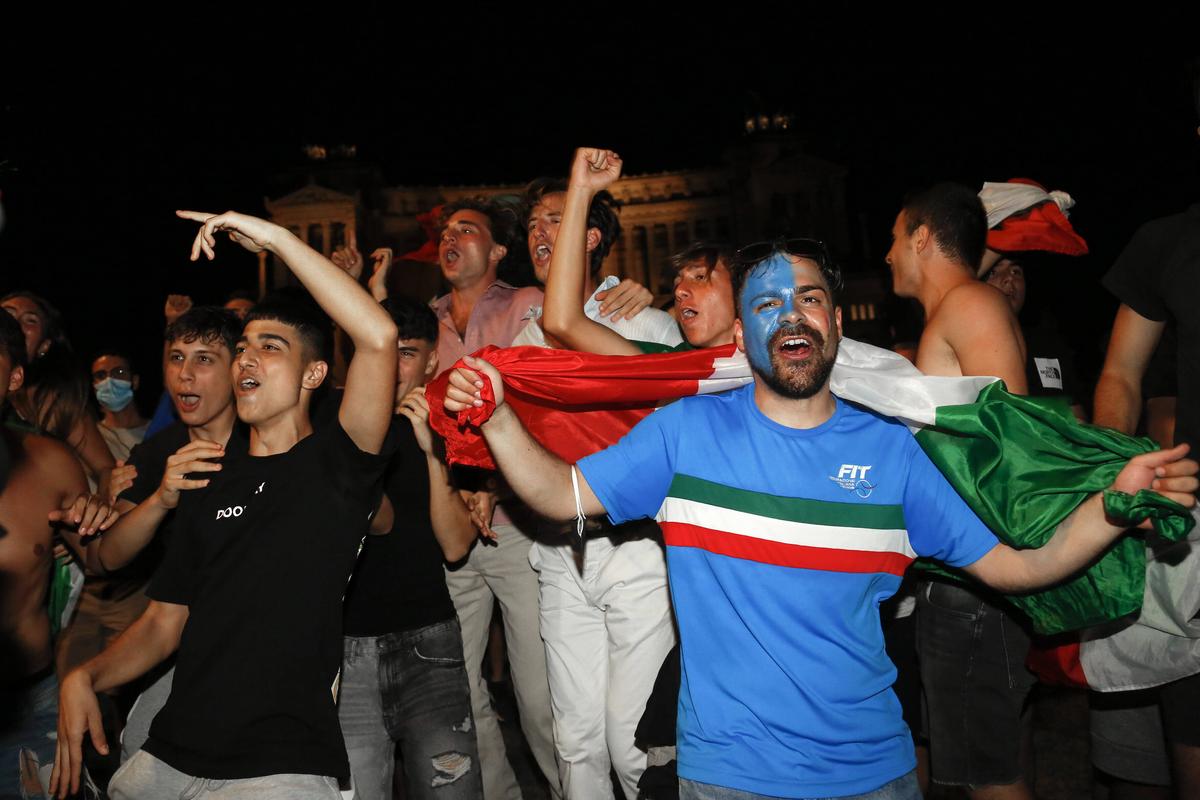 Fani italieni sărbătorind câștigarea EURO 2020