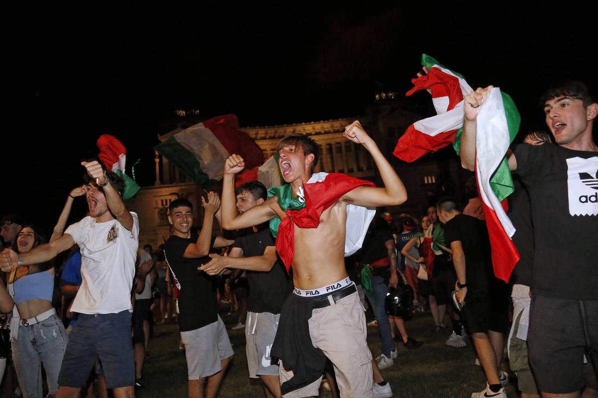 Fani italieni sărbătorind câștigarea EURO 2020