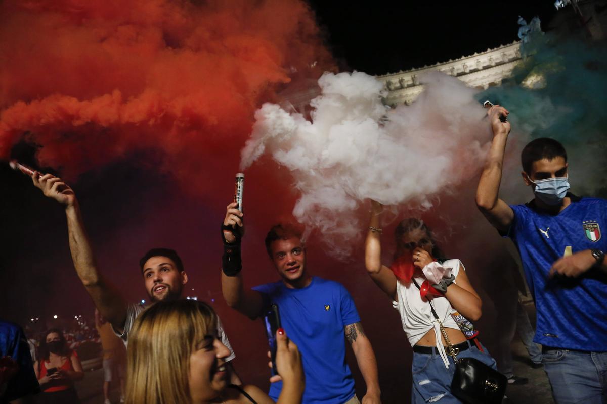 Fani italieni sărbătorind câștigarea EURO 2020