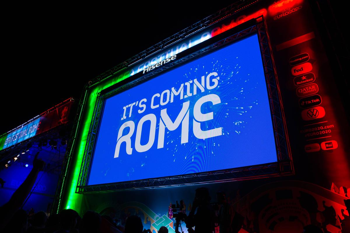 Fani italieni sărbătorind câștigarea EURO 2020