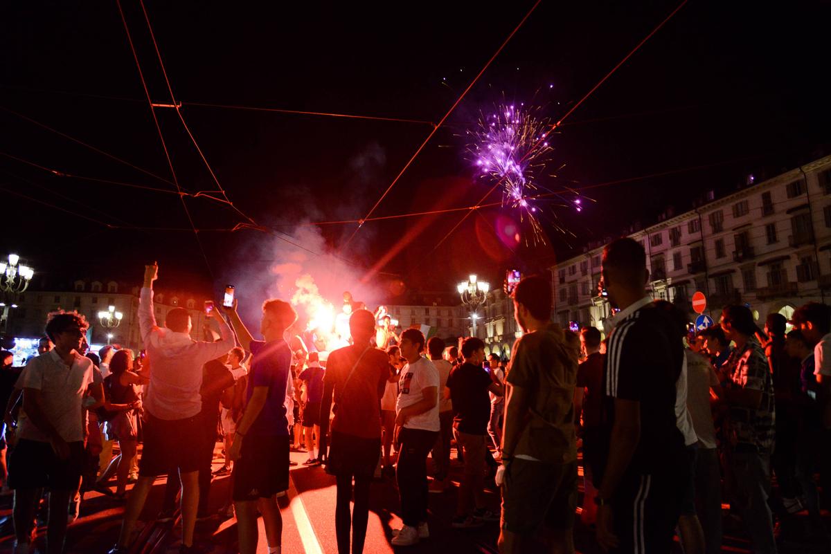Fani italieni sărbătorind câștigarea EURO 2020