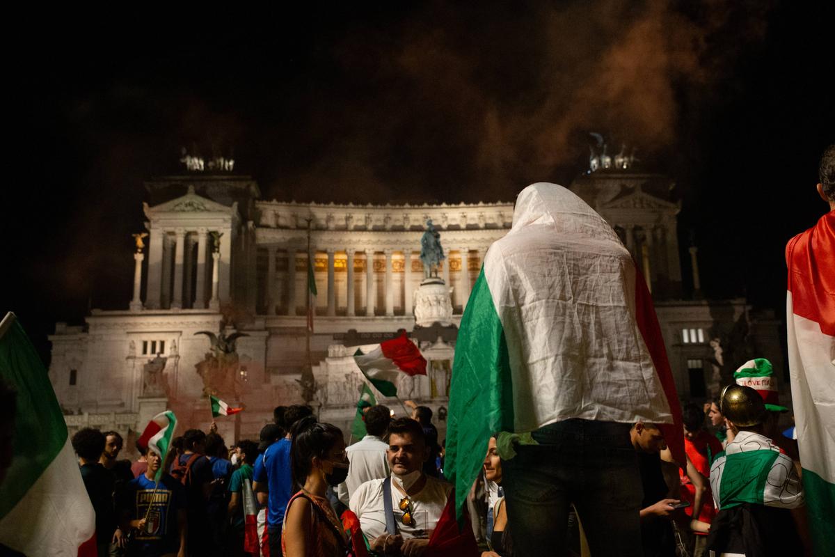 Fani italieni sărbătorind câștigarea EURO 2020