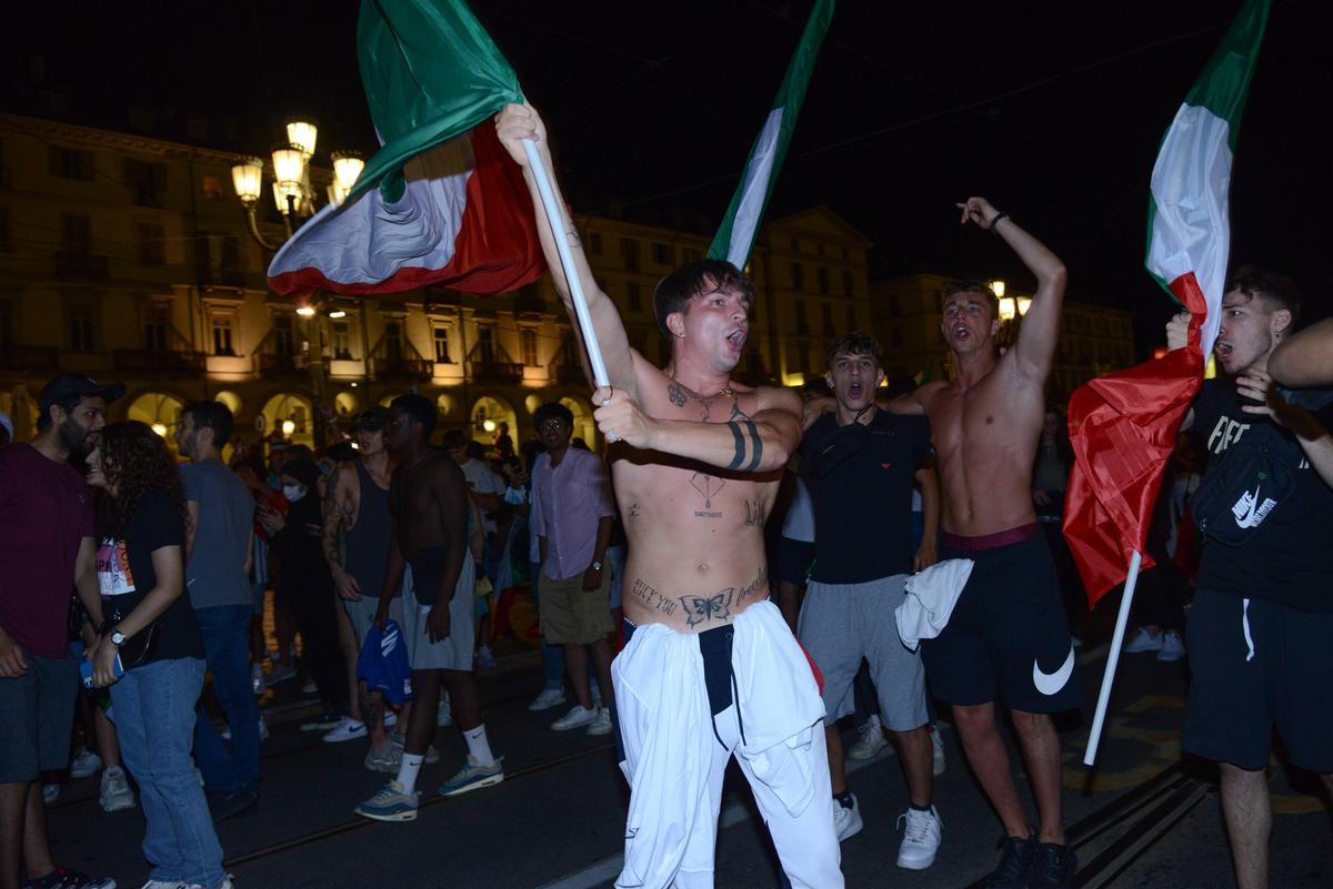 Fani italieni sărbătorind câștigarea EURO 2020