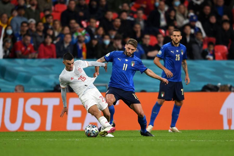 Pedri (aici în duel cu italianul Berardi) e jucătorul viitorului (foto: Imago) Cu ce rămânem