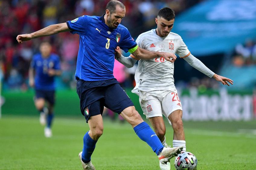 Pedri, în duel cu Giorgio Chiellini // foto: Guliver/gettyimages