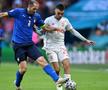Pedri, în duel cu Giorgio Chiellini // foto: Guliver/gettyimages
