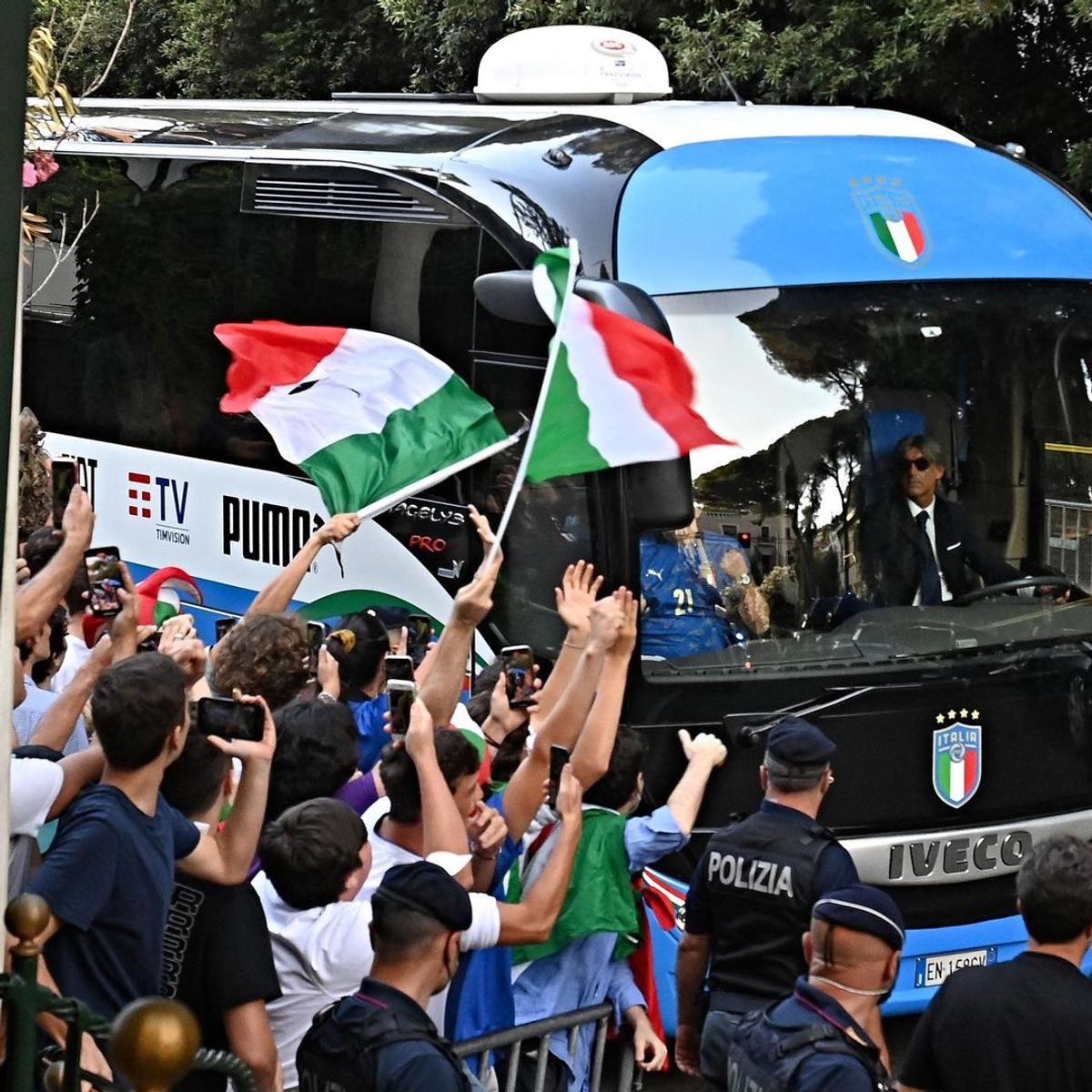 A ajuns acasă! Italienii au revenit în țară cu trofeul EURO 2020 și au fost așteptați de fani la aeroport
