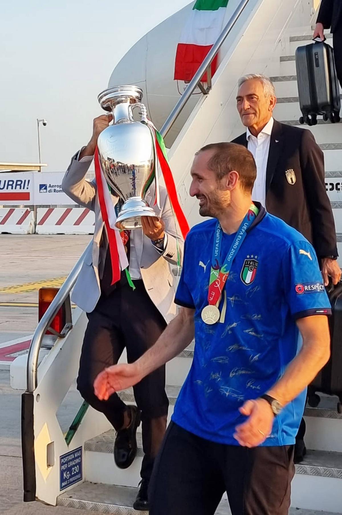 A ajuns acasă! Italienii au revenit în țară cu trofeul EURO 2020 și au fost așteptați de fani la aeroport