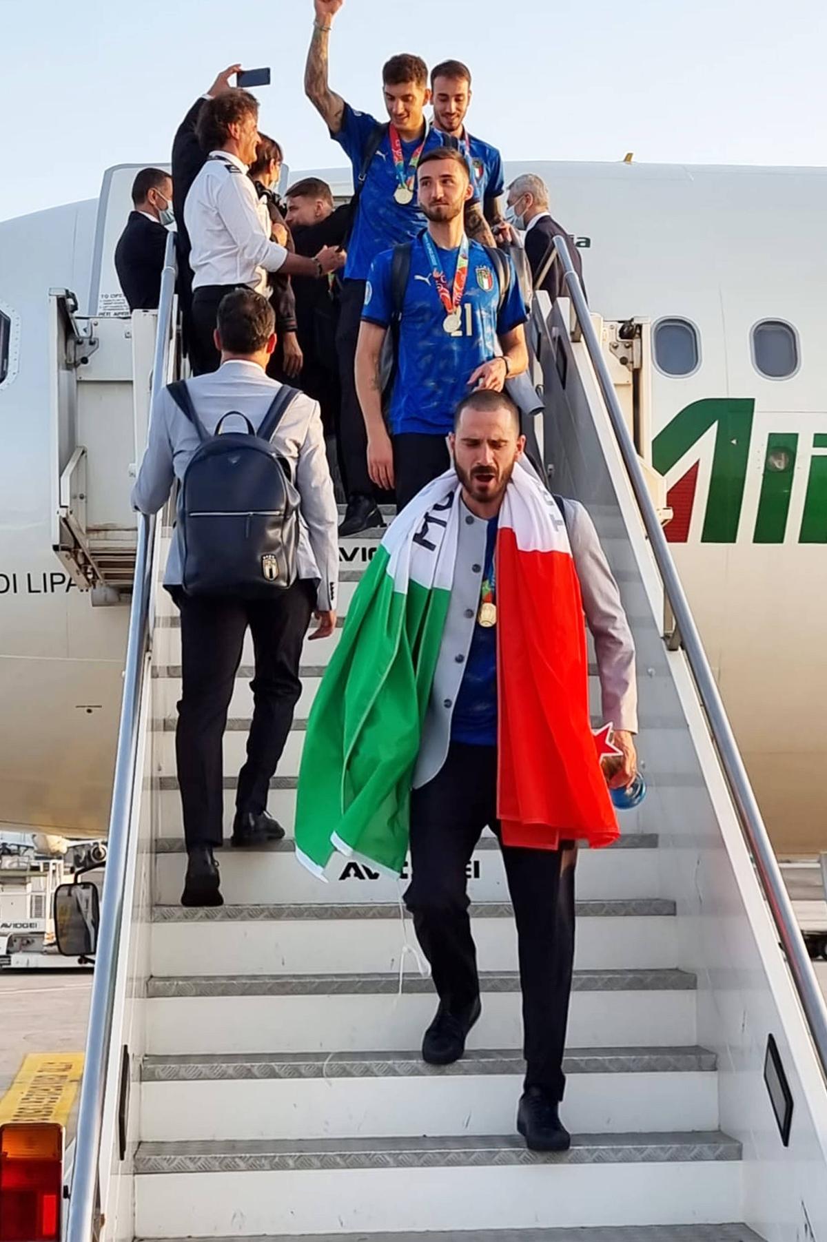 A ajuns acasă! Italienii au revenit în țară cu trofeul EURO 2020 și au fost așteptați de fani la aeroport
