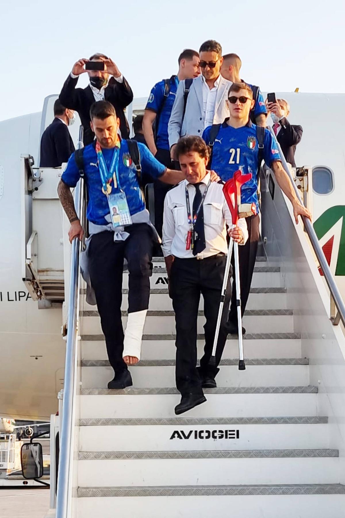 A ajuns acasă! Italienii au revenit în țară cu trofeul EURO 2020 și au fost așteptați de fani la aeroport