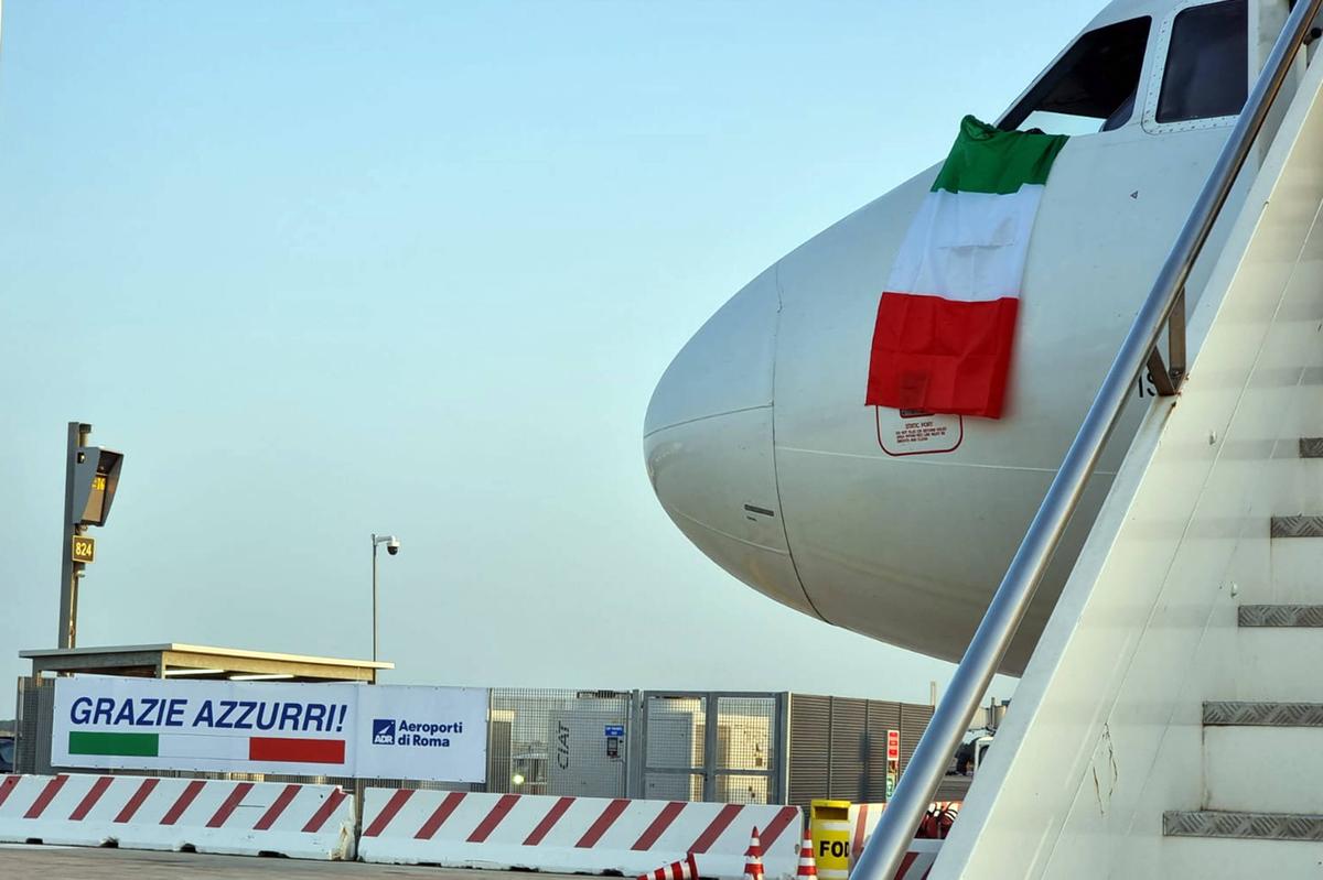 A ajuns acasă! Italienii au revenit în țară cu trofeul EURO 2020 și au fost așteptați de fani la aeroport