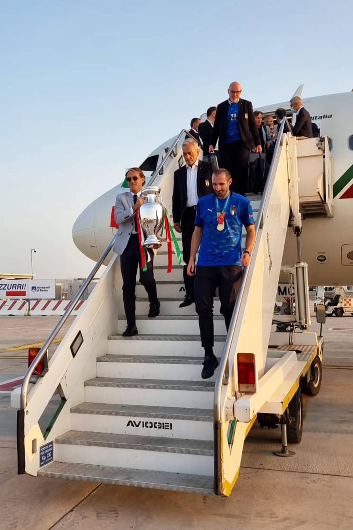 A ajuns acasă! Italienii au revenit în țară cu trofeul EURO 2020 și au fost așteptați de fani la aeroport