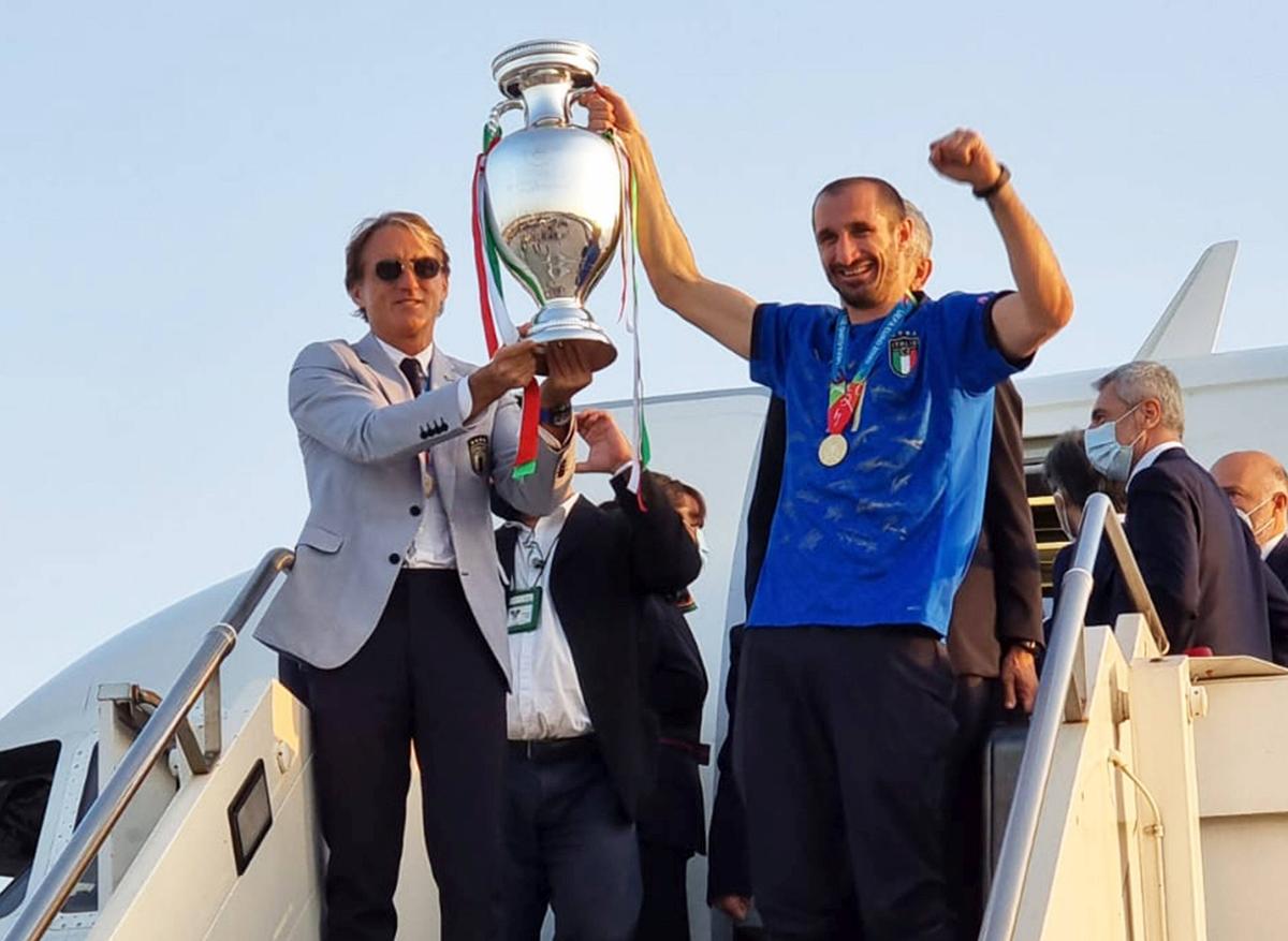 A ajuns acasă! Italienii au revenit în țară cu trofeul EURO 2020 și au fost așteptați de fani la aeroport