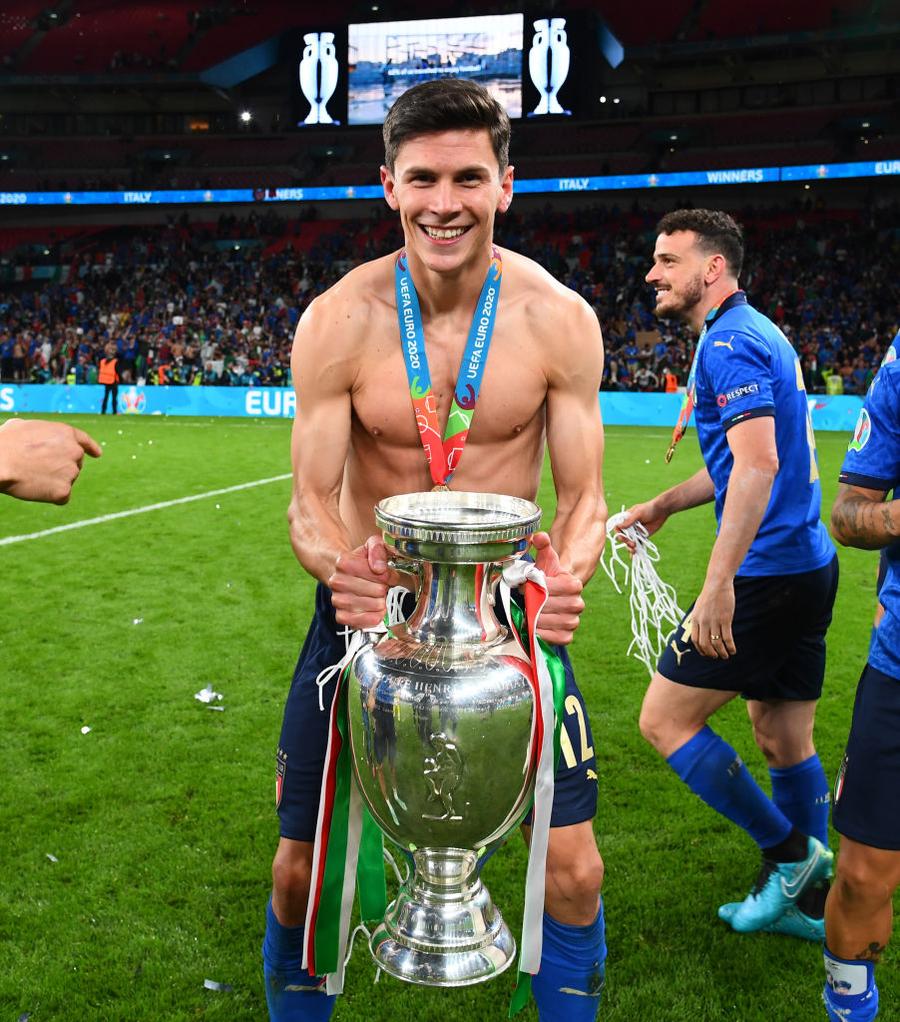 Matteo Pessina, ridicând trofeul Euro 2020 În 2016 era rezervă în Serie C, acum a fost decisiv la titlul Italiei: „Am vrut să renunț la fotbal! Sper să fiu exemplul că nimic nu e imposibil”
