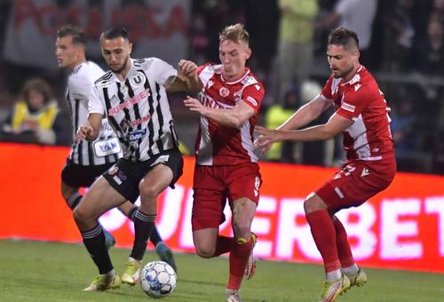 Boiciuc, stânga, în duelul cu Dinamo / FOTO: Imago