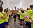 Sărbătoarea de la final. David Popovici aplaudat de voluntari după victoria de la 100 metri liber, ultima sa proba la CE de juniori FOTO Cristi Preda