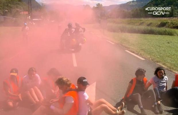Haos în Turul Franței » Protestatarii au oprit etapa! Au intrat pe traseu și i-au blocat pe cicliști