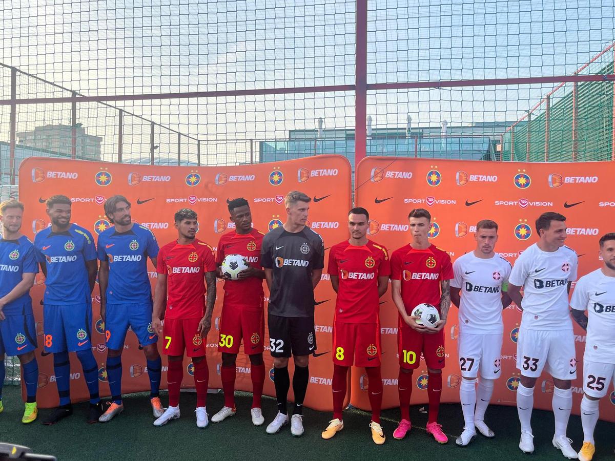 FCSB și-a prezentat noul echipament în fața a sute de oameni » MM Stoica, euforic: „Unii și-ar dori să aibă pe stadion audiența pe care noi o avem aici pe mall”. Cele mai tari imagini de la eveniment