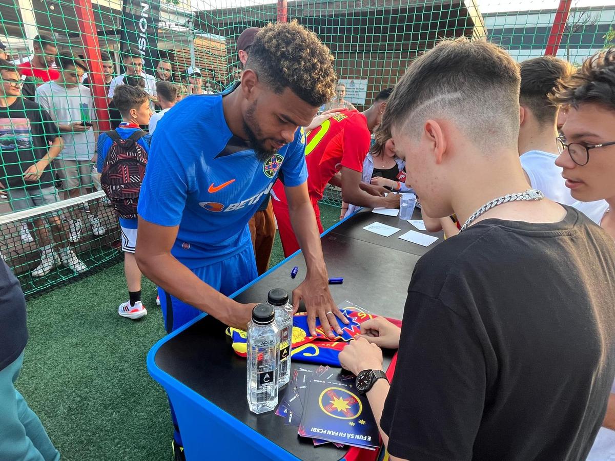 FCSB și-a prezentat noul echipament în fața a sute de oameni » MM Stoica, euforic: „Unii și-ar dori să aibă pe stadion audiența pe care noi o avem aici pe mall”. Cele mai tari imagini de la eveniment