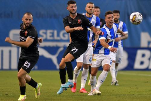 Herland Marku, în duel cu Alexandru Mateiu, în CSU Craiova - Vllaznia/ foto Imago Images