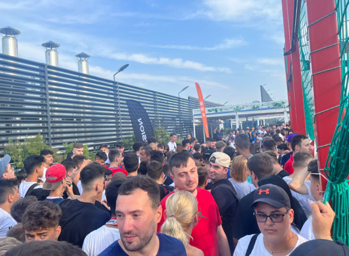FCSB și-a prezentat noul echipament în fața a sute de oameni » MM Stoica, euforic: „Unii și-ar dori să aibă pe stadion audiența pe care noi o avem aici pe mall”. Cele mai tari imagini de la eveniment
