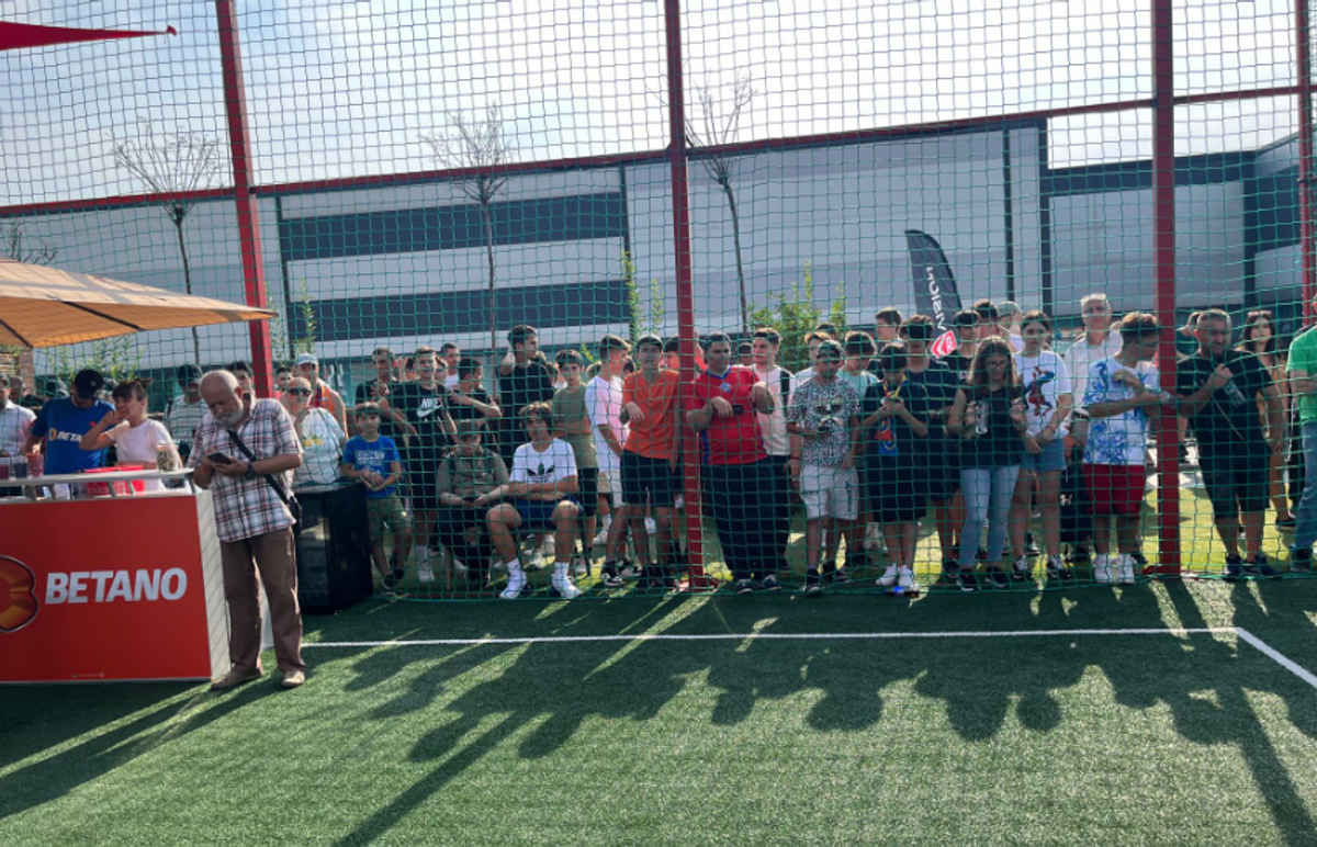 FCSB și-a prezentat noul echipament în fața a sute de oameni » MM Stoica, euforic: „Unii și-ar dori să aibă pe stadion audiența pe care noi o avem aici pe mall”. Cele mai tari imagini de la eveniment