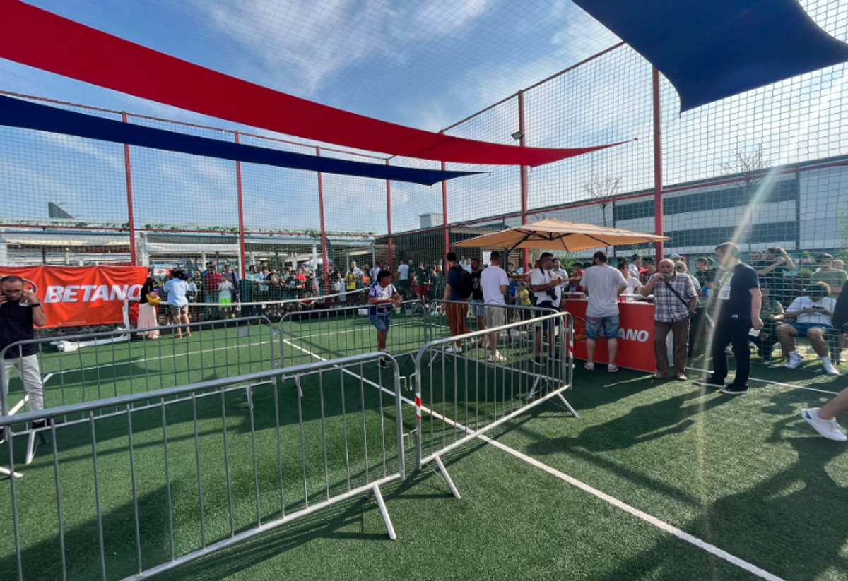 FCSB și-a prezentat noul echipament în fața a sute de oameni » MM Stoica, euforic: „Unii și-ar dori să aibă pe stadion audiența pe care noi o avem aici pe mall”. Cele mai tari imagini de la eveniment