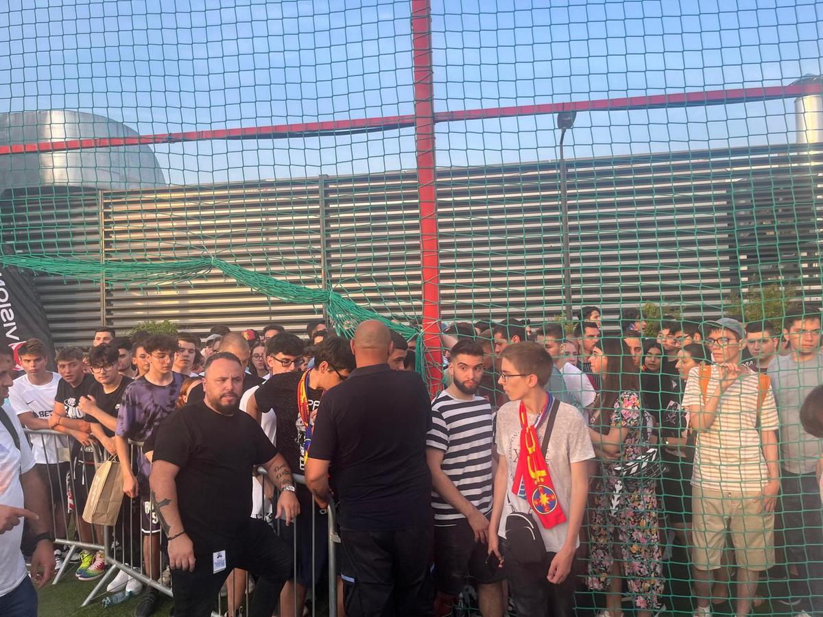 FCSB și-a prezentat noul echipament în fața a sute de oameni » MM Stoica, euforic: „Unii și-ar dori să aibă pe stadion audiența pe care noi o avem aici pe mall”. Cele mai tari imagini de la eveniment