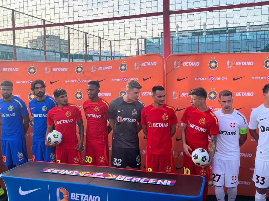 FCSB și-a prezentat noul echipament în fața a sute de oameni » MM Stoica, euforic: „Unii și-ar dori să aibă pe stadion audiența pe care noi o avem aici pe mall”. Cele mai tari imagini de la eveniment