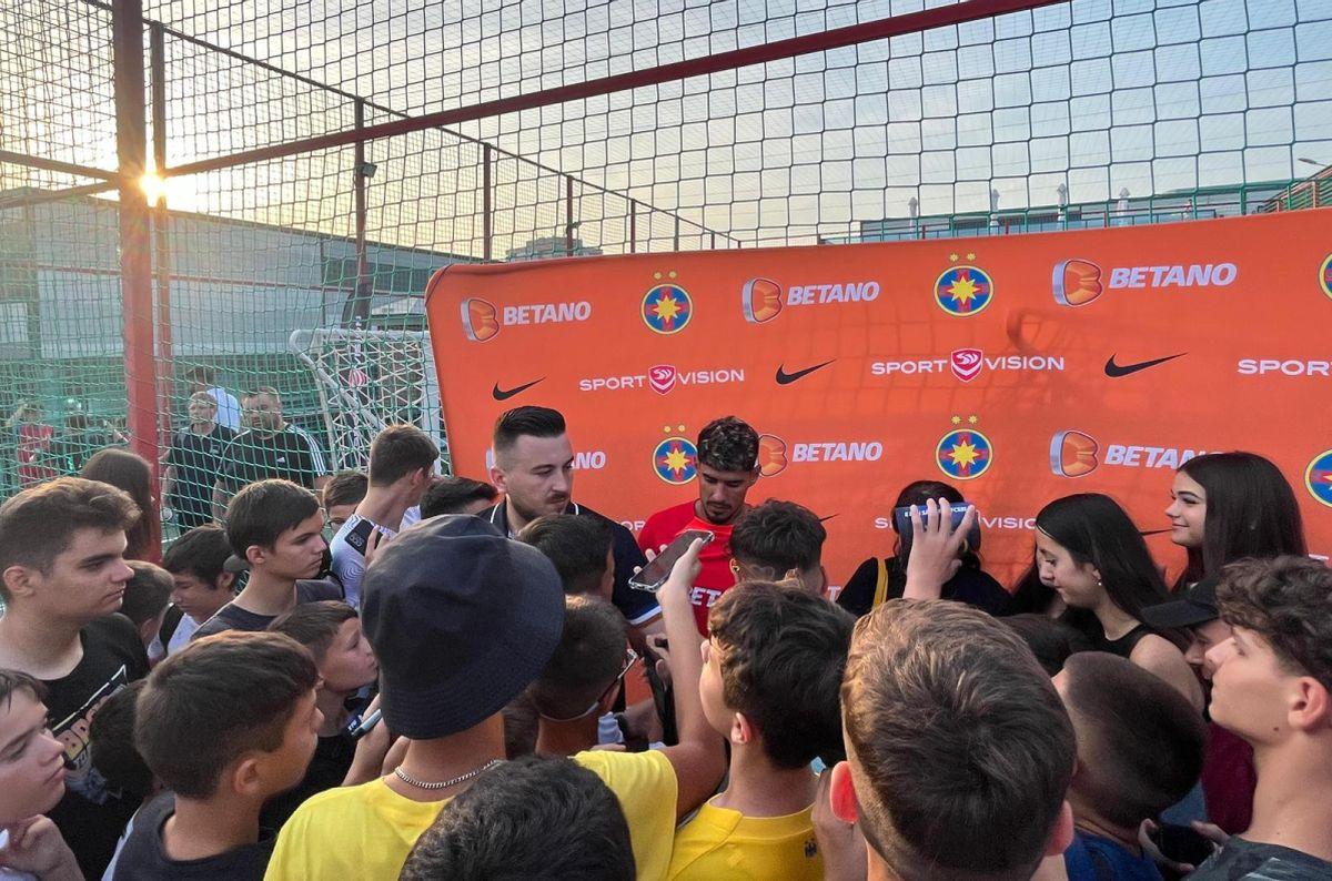 FCSB și-a prezentat noul echipament în fața a sute de oameni » MM Stoica, euforic: „Unii și-ar dori să aibă pe stadion audiența pe care noi o avem aici pe mall”. Cele mai tari imagini de la eveniment