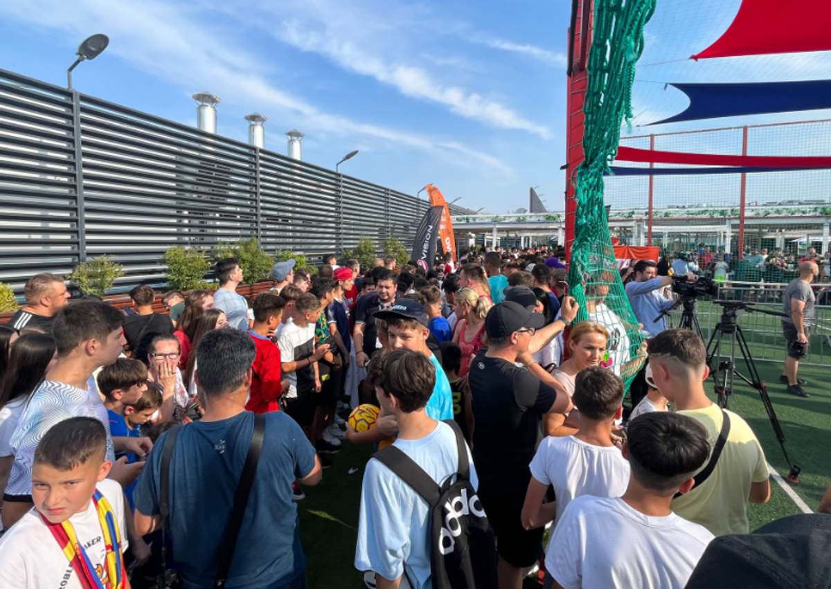 FCSB și-a prezentat noul echipament în fața a sute de oameni » MM Stoica, euforic: „Unii și-ar dori să aibă pe stadion audiența pe care noi o avem aici pe mall”. Cele mai tari imagini de la eveniment