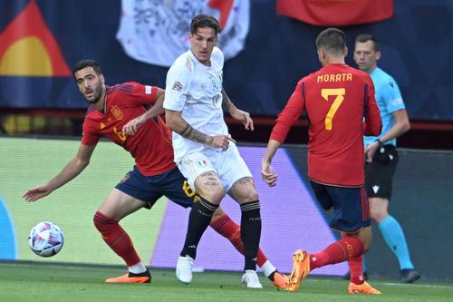 Nicolo Zaniolo, în alb, flancat de jucătorii Spaniei // Foto: Imago