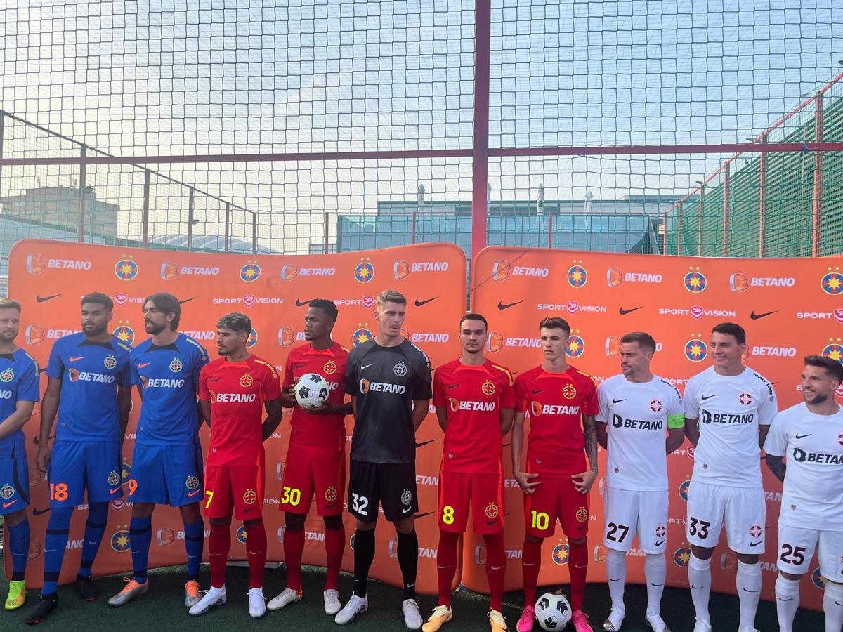 FCSB și-a prezentat noul echipament în fața a sute de oameni » MM Stoica, euforic: „Unii și-ar dori să aibă pe stadion audiența pe care noi o avem aici pe mall”. Cele mai tari imagini de la eveniment