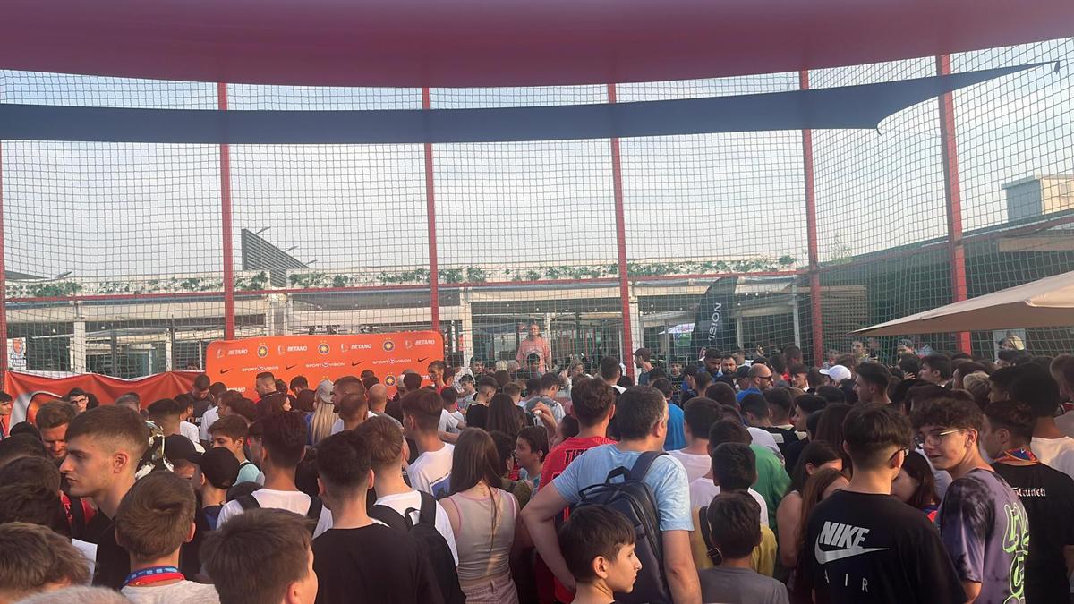 FCSB și-a prezentat noul echipament în fața a sute de oameni » MM Stoica, euforic: „Unii și-ar dori să aibă pe stadion audiența pe care noi o avem aici pe mall”. Cele mai tari imagini de la eveniment