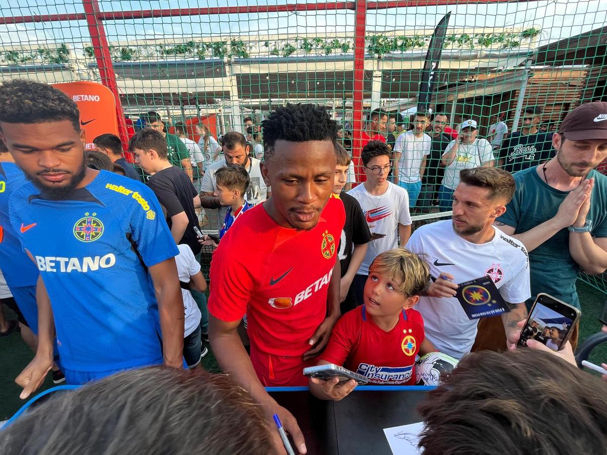 FCSB și-a prezentat noul echipament în fața a sute de oameni » MM Stoica, euforic: „Unii și-ar dori să aibă pe stadion audiența pe care noi o avem aici pe mall”. Cele mai tari imagini de la eveniment