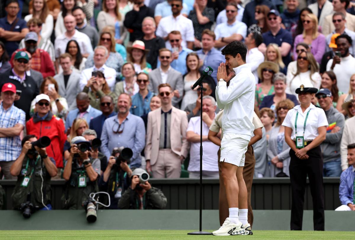 Carlos Alcaraz l-a învins pe Daniil Medvedev și va juca finala Wimbledon