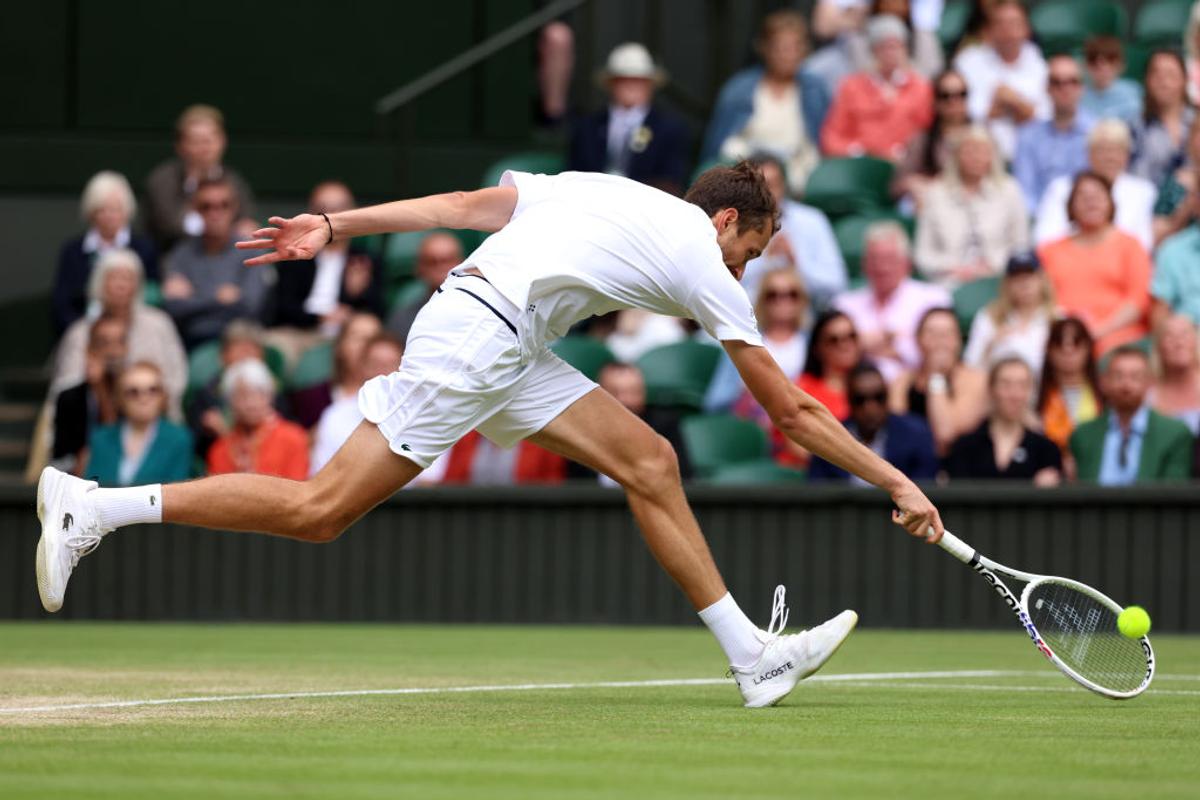Carlos Alcaraz l-a învins pe Daniil Medvedev și va juca finala Wimbledon