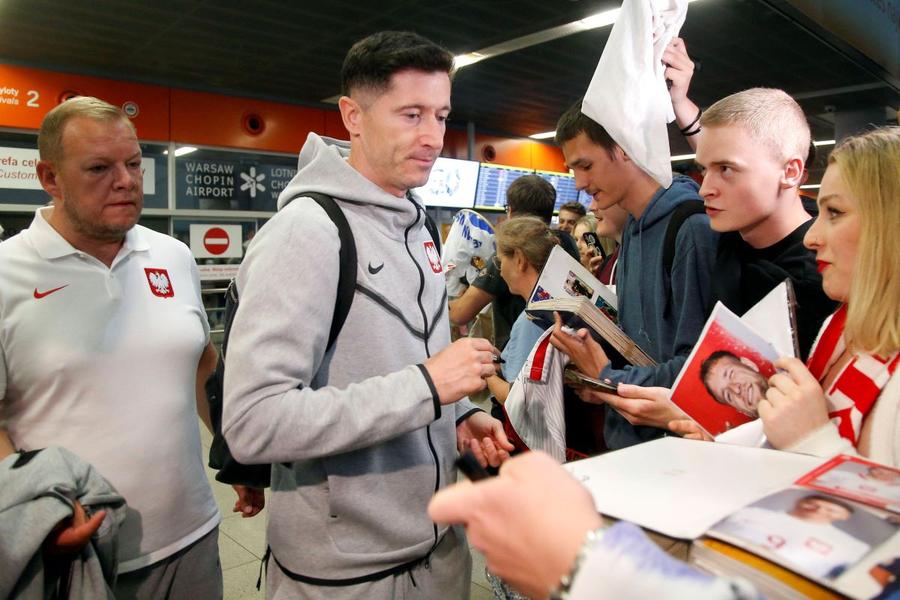 Robert Lewandowski nu mai dă autografe fanilor, ci dă cu subsemnatul la Procuratură / Foto: Imago Căpitanul unei naționale de la Euro 2024 a fost acuzat de fraudă! Și-ar fi cumpărat două diplome de master » O fostă profesoară a atacantului confirmă infracțiunea
