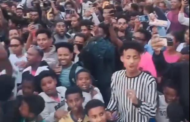 Scene senzaționale în Eritreea » Mii de oameni au ieșit pe străzi pentru a sărbători rezultatele lui Biniam Girmay din Turul Franței