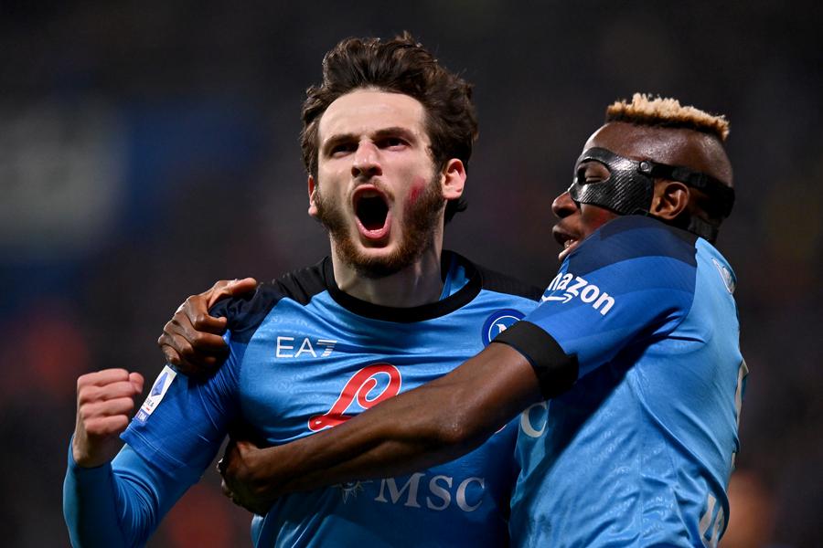 Khvicha Kvaratskhelia și Victor Osimhen, sărbătorind un gol marcat de Napoli PSG vrea să transfere doi fotbaliști la „pachet” » Ofertă de 200 de milioane de euro